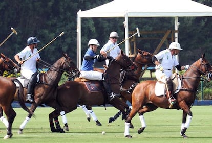 Luis Alfonso de Borbón (con camiseta azul) juega al polo en Sotogrande.