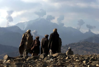 Un grupo de combatientes talibanes observa los bombardeos en las montañas de Tora Bora, refugio de Al Qaeda, en diciembre de 2001.