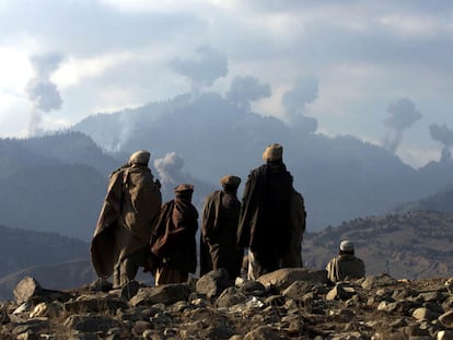 Un grupo de combatientes talibanes observa los bombardeos en las montañas de Tora Bora, refugio de Al Qaeda, en diciembre de 2001.
