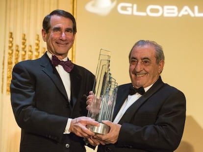 Juan Jos&eacute; Hidalgo (derecha) sostiene el premio de la C&aacute;mara de Comercio Espa&ntilde;a-EE UU, en Nueva York el 7 de diciembre de 2015. 