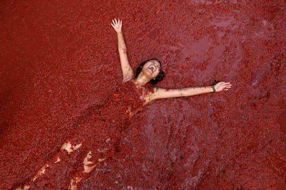 Una mujer cubierta de tomate, este miércoles en la fiesta de la Tomatina.