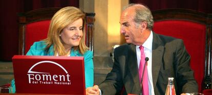 La ministra de Empleo, Fátima Báñez, con el presidente de Fomento del Trabajo, Joaquim Gay de Montellà, en un acto celebrado en junio.