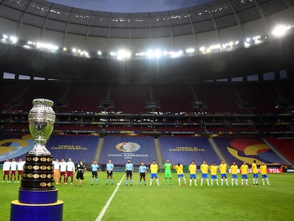 El trofeo de la Copa América durante el partido inaugural entre Brasil y Venezuela.