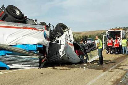 Accidente ocurrido en Grijota, Palencia, donde se vieron implicados tres turismos y un camión.