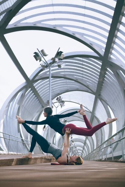 Dos mujeres, en una sesión de acroyoga en Madrid.