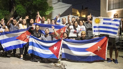 Migrantes cubanos se reunieron en la embajada para pedir regularización migratoria en Uruguay, en marzo.