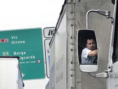 Largas colas por la protesta de los transportistas