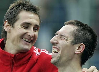 Klose y Ribéry, tras vencer al Bochum.