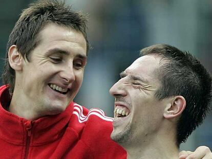 Klose y Ribéry, tras vencer al Bochum.