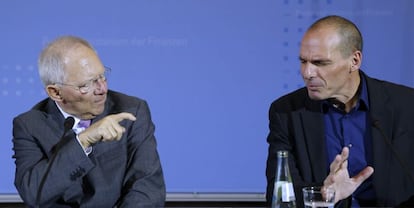 Yanis Varoufakis y el ministro alem&aacute;n de finanzas, Wolfgang Schaeuble.