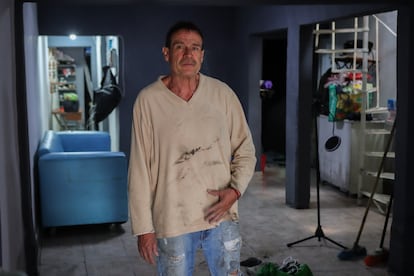 Un hombre al interior de su casa que se inundó por las lluvias en Iztapalapa.