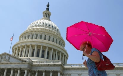 Una mujer se protege del intenso calor en Washington.