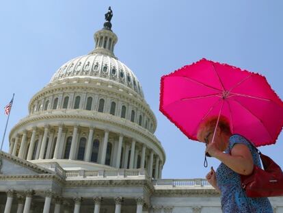 Una mujer se protege del intenso calor en Washington. 