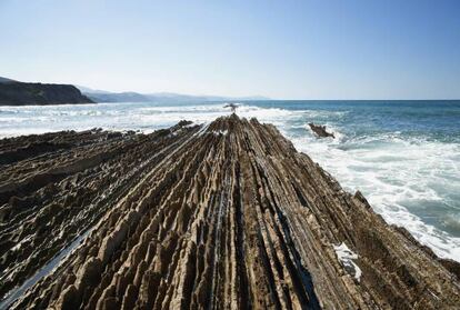 Los fósiles atrapados desde hace más de 50 millones de años en el hojaldre de areniscas y calizas -flysch- de la costa occidental de Guipúzcoa, un tramo de 13 kilómetros entre Mutriku, Zumaia y Deba, le han valido su inclusión en la red de Geoparques. Como en un libro de piedra, en cada estrato del flysch está escrito un capítulo de 60 millones de años de la historia de la Tierra, desde el Cretácico Superior (hace unos 100 millones de años) al Eoceno (hace 40 millones de años). / www.geoparkea.com