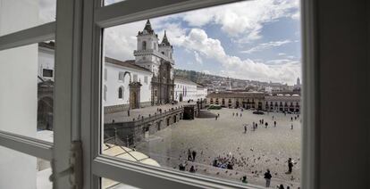 Vista a la gran fachada de la iglesia de San Francisco, en el centro turístico de Quito, desde el hotel Gangotena.