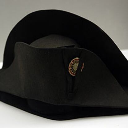 A la izquierda, sombrero de Napoleón expuesto en Madrid. A la derecha, su mascarilla mortuoria.