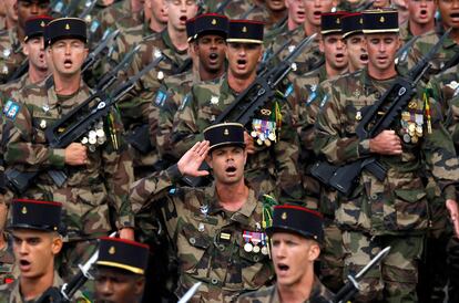 Soldados franceses desfilan por los Campos Elíseos durante la parada militar del 14 de julio, que celebra la toma de la Bastilla.