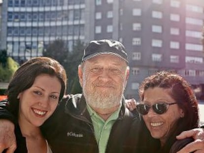Lucía Mundstock, a la izquierda, con sus padres: Marcos Mundstock y Laura Glezer, fotografiados en Oviedo en 2015. FEDE SERRA