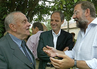Mariano Rajoy charla con Manuel Fraga y Francisco Camps, ayer, en Pontevedra.