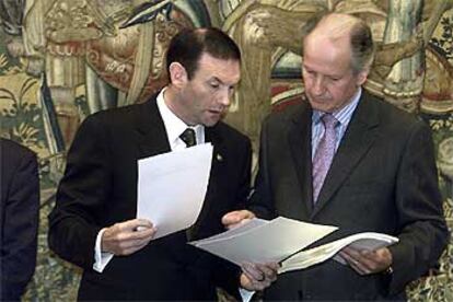 El <i>lehendakari</i> Ibarretxe entrega el texto de su plan al presidente del Parlamento vasco, Atutxa.