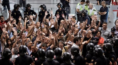 Un grupo de manifestantes, en la madrileña estación de trenes de Atocha a primera hora de hoy