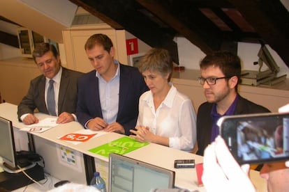 De izquierda a derecha, Alfons López Tena, Albert Rivera, Dolors Camats y Pere Aragonés, ayer./ Parlament