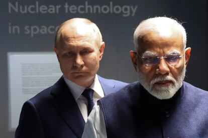 El presidente ruso, Vladimir Putin, a la izquierda, junto al primer ministro indio, Narendra Modi, a la derecha, en la Exhibición de Logros de la Economía Nacional, en Moscú, Rusia. 