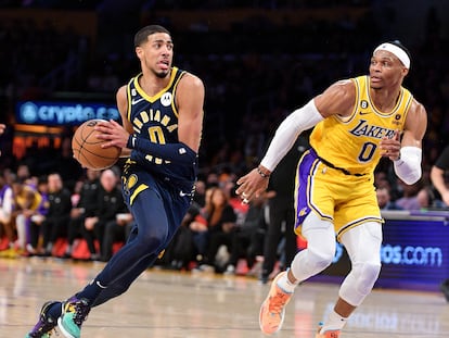 Tyrese Haliburton defiende el balón ante Russell Westbrook durante el partido entre los Pacers y los Lakers la semana pasada.