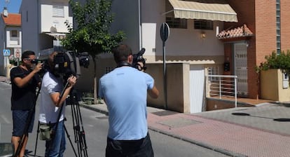 Redactores gráficos toman imágenes de la vivienda donde un hombre ha asesinado a su mujer con un hacha
