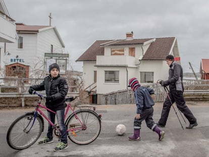 Dos niños refugiados juegan en Kladesholmen (Suecia).