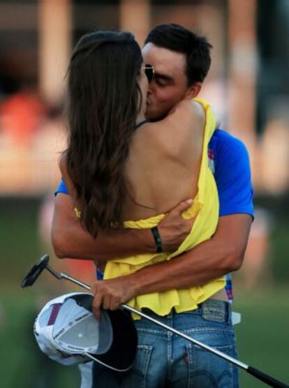 Fowler recibe la felicitación de su novia, Alexis Randock, tras su victoria.