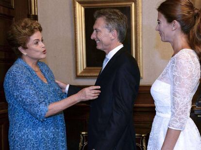 Dilma cumprimenta Macri na posse, no dia 10 de dezembro.