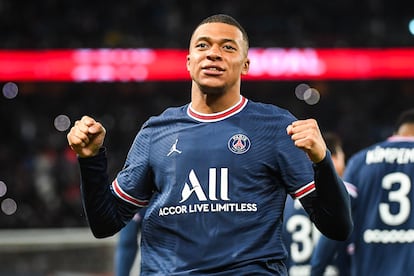 Kylian Mbappé celebra un gol durante un partido del PSG contra el Saint-Étienne en la liga francesa.