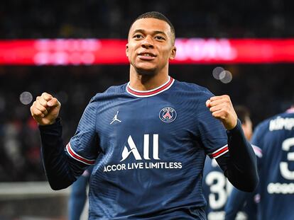 Kylian Mbappé celebra un gol durante un partido del PSG contra el Saint-Étienne en la liga francesa.