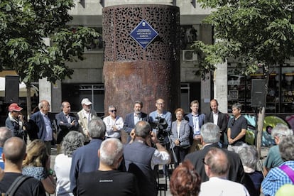 Acto de presentación de la placa en recuerdo del asesinato de Arturo Ruiz, en la plaza Santa María de Soledad Torres Acosta de Madrid.
