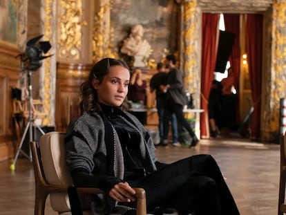 Alicia Vikander en una escena con mucha tensión sexual de 'Irma Vep'.