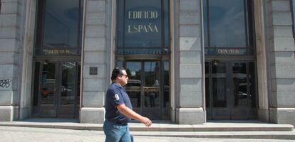 Entrada al Edificio Espa&ntilde;a en Madrid.