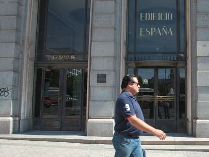 Entrada al Edificio Espa&ntilde;a en Madrid.