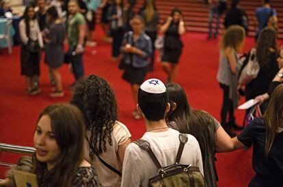 Jóvenes franceses asisten a un evento informativo, organizado por la Agencia Judía y por el Ministerio de Absorción de Inmigrantes, en el Teatro de Jerusalén.