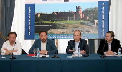 De izquierda a derecha, Armengol Grau, gerente técnico del Consorcio de Residuos (GHK), Denis Itxaso, presidente de la Mancomunicad de San Markos, Patxi Arratibel, director del curso, y Jose Luis de la Cuesta, director de los Cursos de Verano en la UPV.