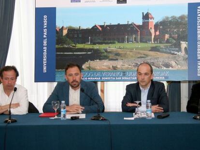 De izquierda a derecha, Armengol Grau, gerente técnico del Consorcio de Residuos (GHK), Denis Itxaso, presidente de la Mancomunicad de San Markos, Patxi Arratibel, director del curso, y Jose Luis de la Cuesta, director de los Cursos de Verano en la UPV.