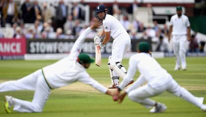 El capitn del equipo ingls de crquet Alastair Cook mete una pelota entre Azhar Ali y Younis Khan del equipo paquistan durante el segundo da de los juegos Investec Test en Londres, Reino Unido.