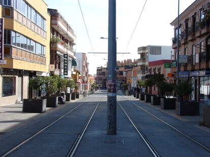 La calle Real de Parla lleva dos semanas viviendo situaciones surrealistas porque en los números impares se aplican las restricciones de movilidad y en los pares no.