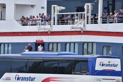 Los pasajeros del MS Braemar en el momento de bajar del crucero, este miércoles.