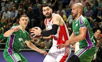 Shengelia, con el balón, ante Nedovic y Augustine.