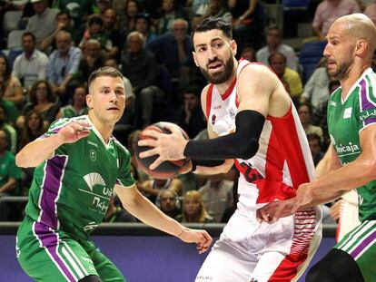 Shengelia, con el balón, ante Nedovic y Augustine.