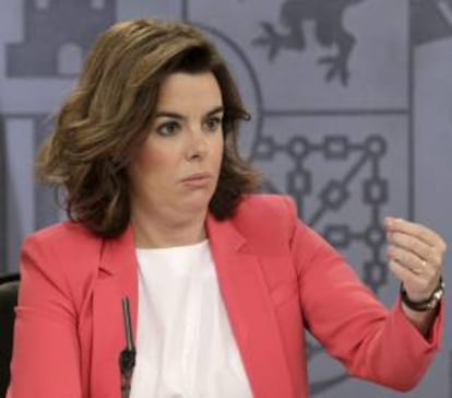 La vicepresidente del Gobierno, Soraya Sáenz de Santamaría, durante la rueda de prensa posterior a la reunión del Consejo de Ministros hoy en el Palacio de la Moncloa.