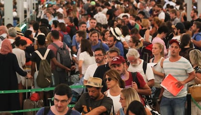 Lines at the security check in T-1 at El Prat airport on Friday morning.