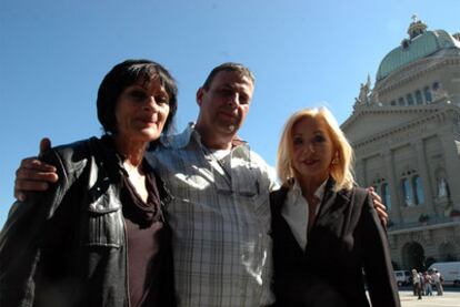 Gina Rubeli, Christof Poeschmann y Úrsula Müller-Biondi, frente a la sede del Gobierno suizo.