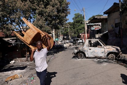 Un hombre huye de su casa tras la violencia de bandas armadas en Puerto Príncipe, el 9 de diciembre.